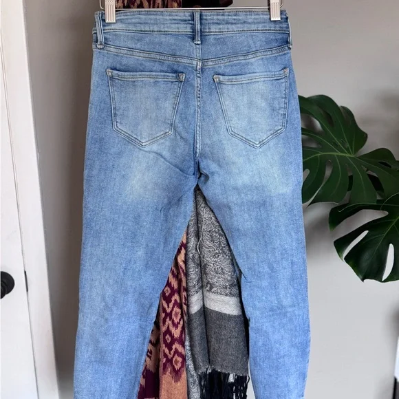 Old Navy Light Blue Ankle Jeans - Picture 3 of 4